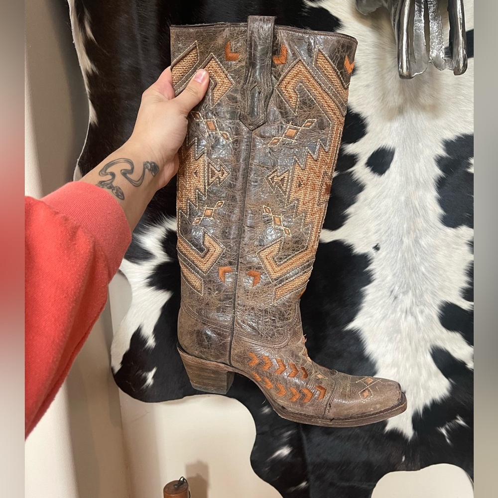 Corral boots size 9 1/2 very pretty meant to be “worn looking